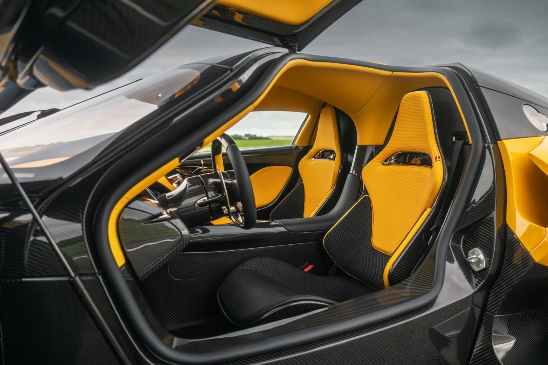 Hypercar Zenvo Aurora mạnh 1.850 mã lực lộ diện bản sẵn sàng đi vào sản xuất Khoang lái của Zenvo Aurora