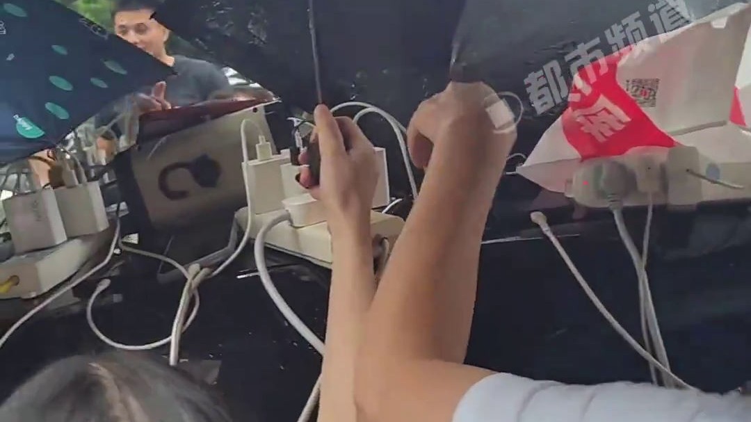 Xe điện hóa trở thành "trạm phát điện" cho người dân giữa trận lũ lịch sử ở Trung Quốc