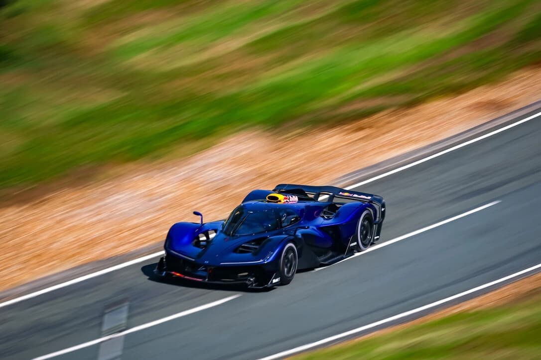 Siêu xe trị giá 176 tỷ đồng của Red Bull có màn trình diễn tại Lễ hội tốc độ Goodwood 2026 Hypercar Red Bull RB17 đã có màn trình diễn sinh động tại Goodwood Festival of Speed 2026