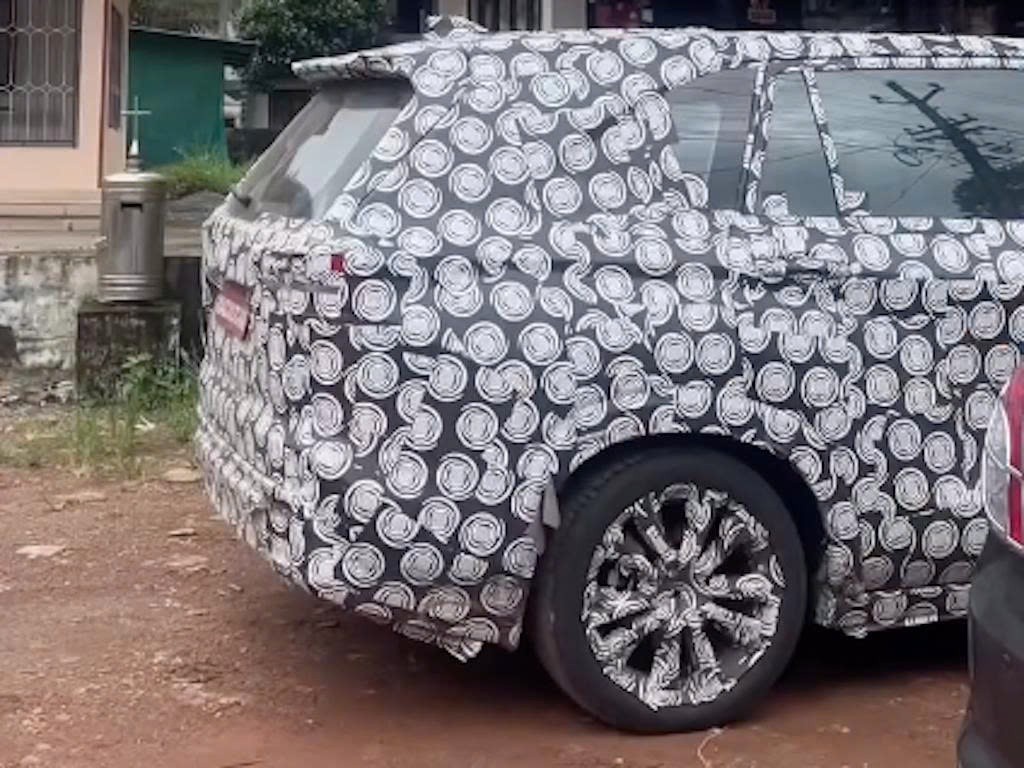 Toyota Innova Cross bản facelift lộ diện Toyota Innova Cross bản facelift lộ diện