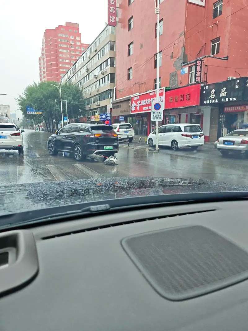Mạng xã hội Trung Quốc tranh cãi sau video BYD Tang "đánh rơi mô-tơ điện" ở vùng ngập sâu