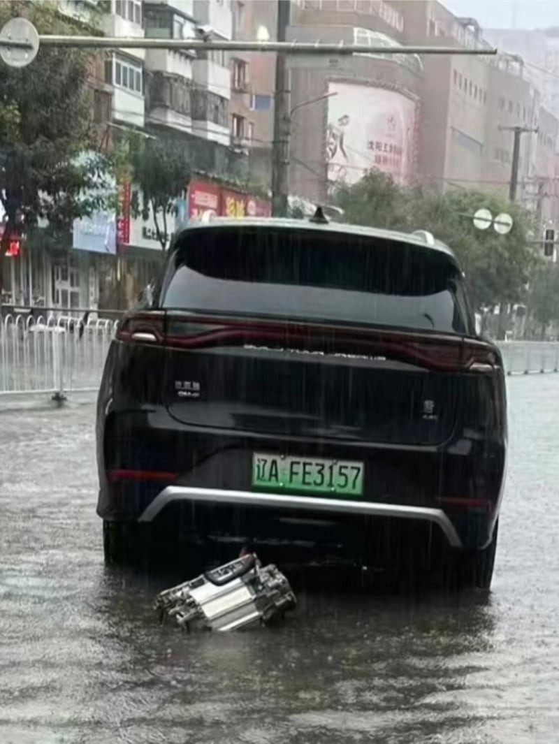 Mạng xã hội Trung Quốc tranh cãi sau video BYD Tang "đánh rơi mô-tơ điện" ở vùng ngập sâu