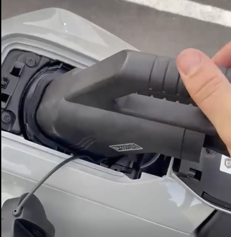 Clip sạc mô tô điện Honda WN7 tại trạm sạc công cộng bên châu Âu thu hút sự chú ý Clip sạc mô tô điện Honda WN7 tại trạm sạc công cộng bên châu Âu thu hút sự chú ý