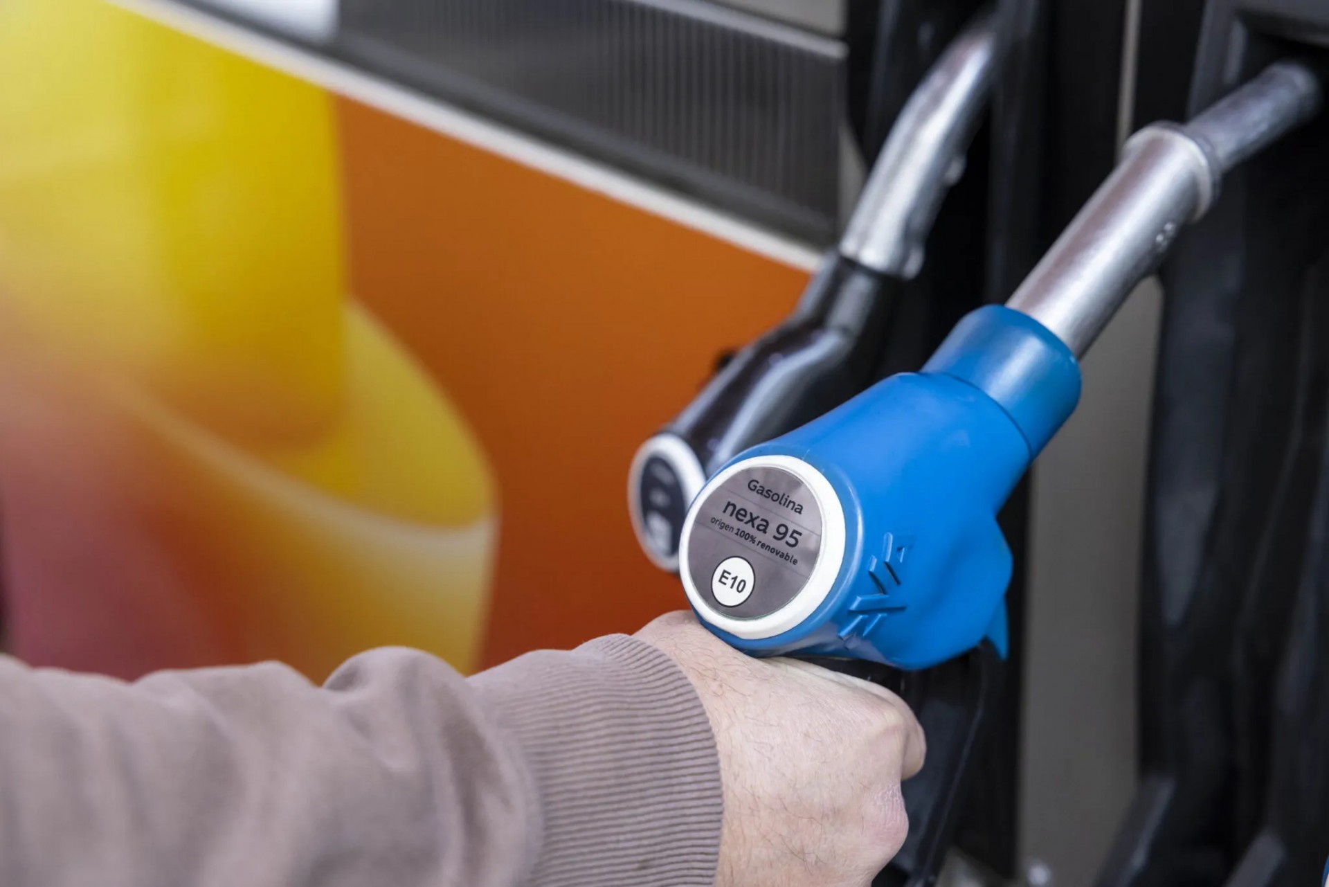 Xăng tái tạo giảm hơn 70% phát thải được thử nghiệm trên xe Toyota và BMW tại Tây Ban Nha Hình ảnh vòi bơm xăng tái tạo của Repsol tại Tây Ban Nha