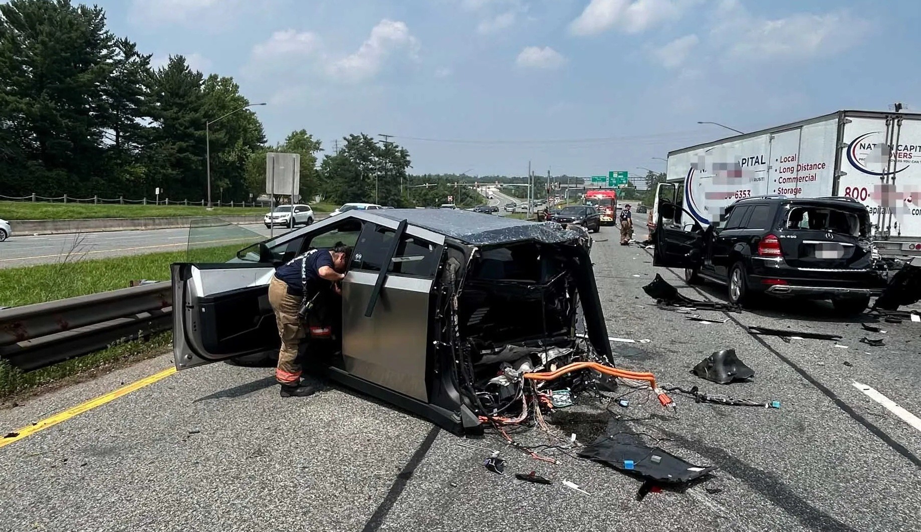 Một chiếc Tesla Cybertruck đã đứt đôi trong một vụ tai nạn giao thông liên hoàn tại Silver Spring, bang Maryland, Mỹ