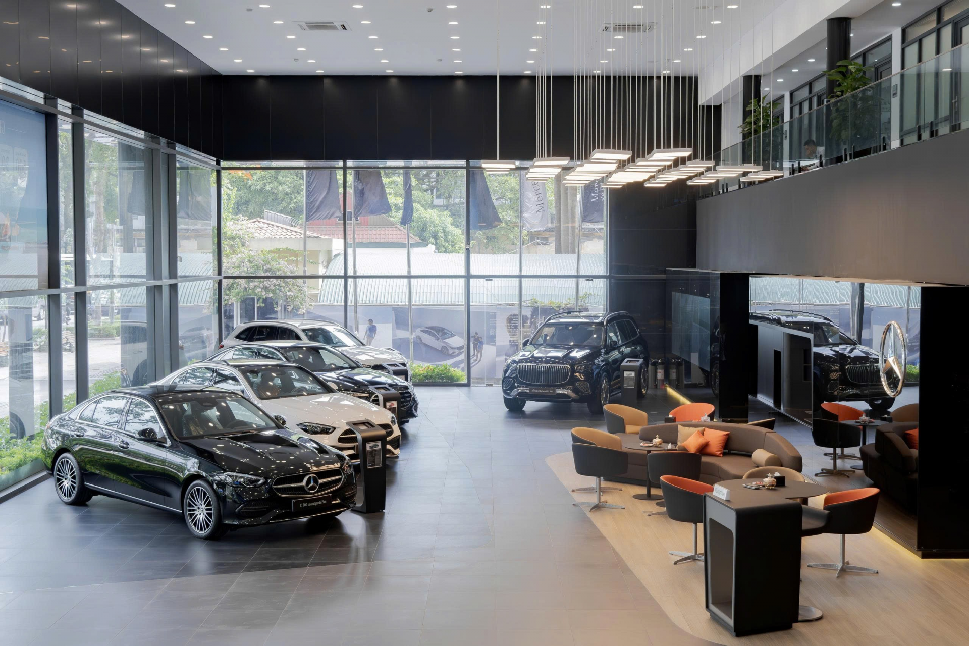 Mercedes-Benz Haxaco Láng Hạ nâng cấp showroom sau 10 năm hoạt động
