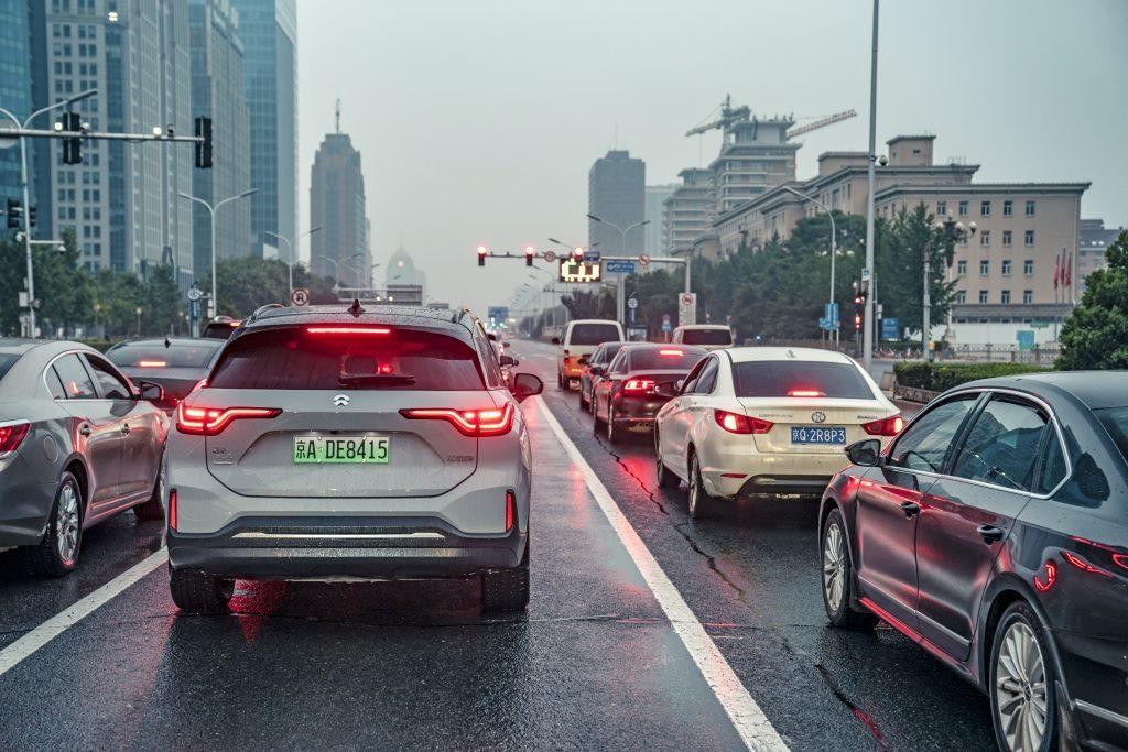 Xe điện ngày càng to nặng, Trung Quốc đau đầu vì chi phí tu sửa đường bộ