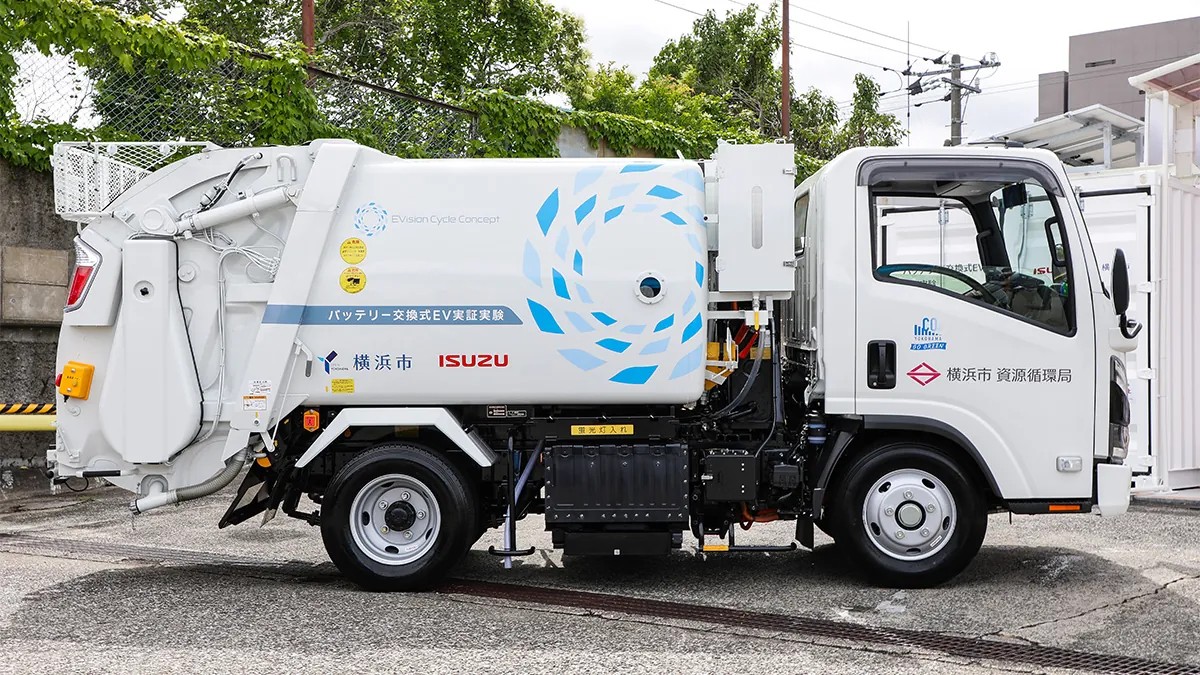 Isuzu thử nghiệm công nghệ đổi pin cho xe chở rác chạy điện, chỉ mất 3 phút là xong Một chiếc Isuzu Elf EV chuyên dụng chở rác, trang bị bộ pin có thể hoán đổi nhanh trong vòng 3 phút