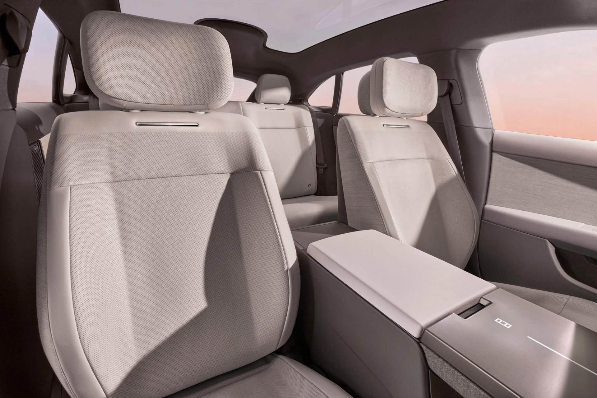 Range Rover GT lộ nội thất, mở hướng phát triển ngoài khuôn mẫu SUV truyền thống Range Rover GT lộ nội thất, mở hướng phát triển ngoài khuôn mẫu SUV truyền thống