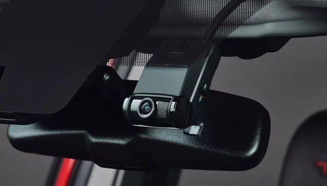 So sánh ưu - khuyết điểm của  camera hành trình tích hợp sẵn và lắp thêm