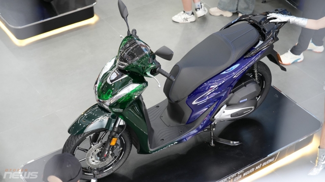 Honda SH150i phối hai màu độc đáo, giá cao gấp đôi SH160i chính hãng