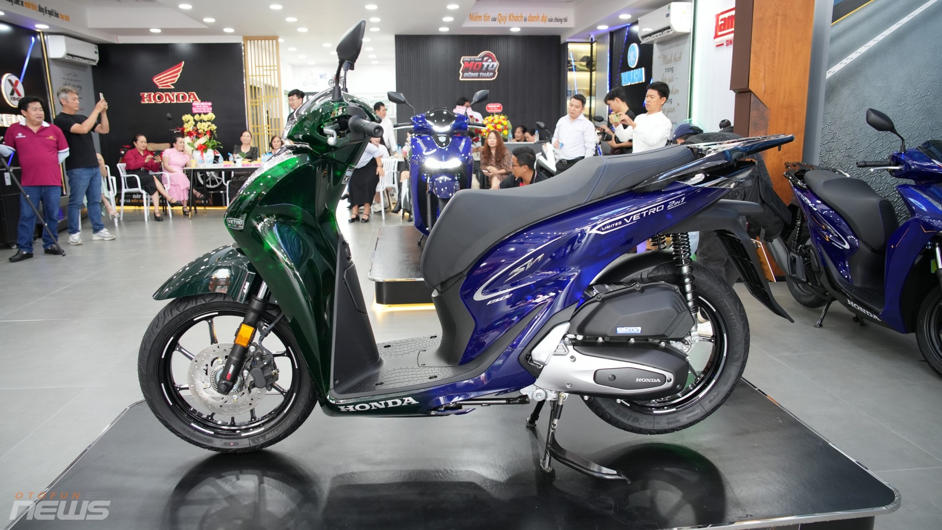 Honda SH150i phối hai màu độc đáo, giá cao gấp đôi SH160i chính hãng Honda SH150i phối hai màu độc đáo, giá cao gấp đôi SH160i chính hãng