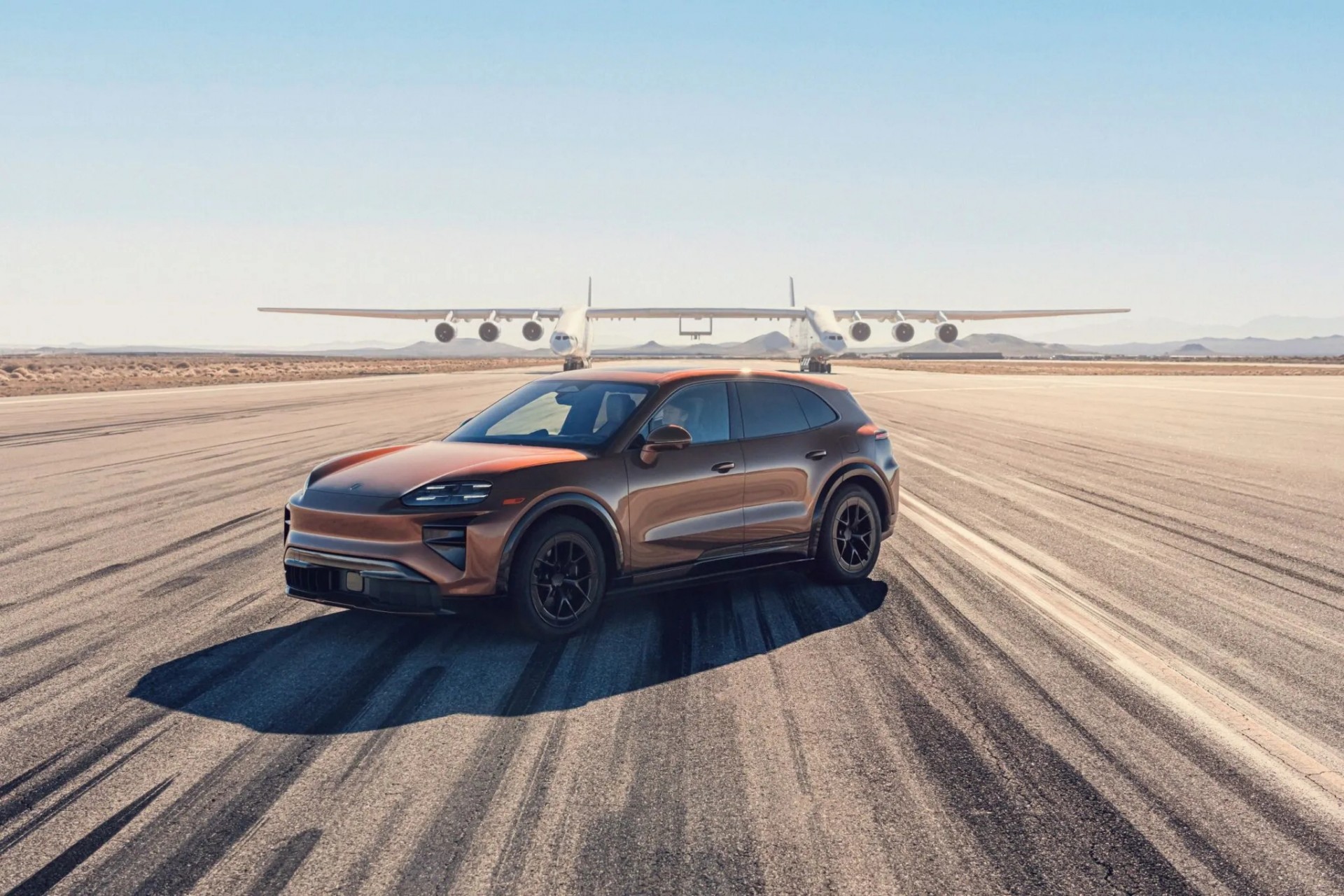 Porsche Cayenne Electric trình diễn mạo hiểm chạy sát bên dưới máy bay lớn nhất thế giới Hình ảnh Porsche Cayenne Turbo Electric cùng máy bay Roc
