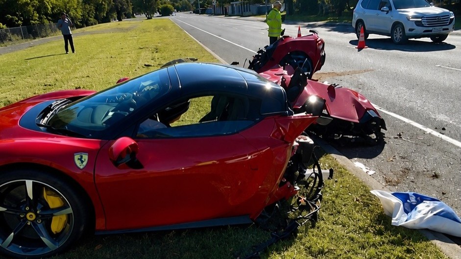 Ferrari SF90 Spider bị xé đôi sau cú tông vào gốc cây, tài xế "influencer" hoàn toàn vô sự