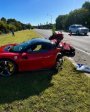 Ferrari SF90 Spider bị xé đôi sau cú tông vào gốc cây, tài xế 