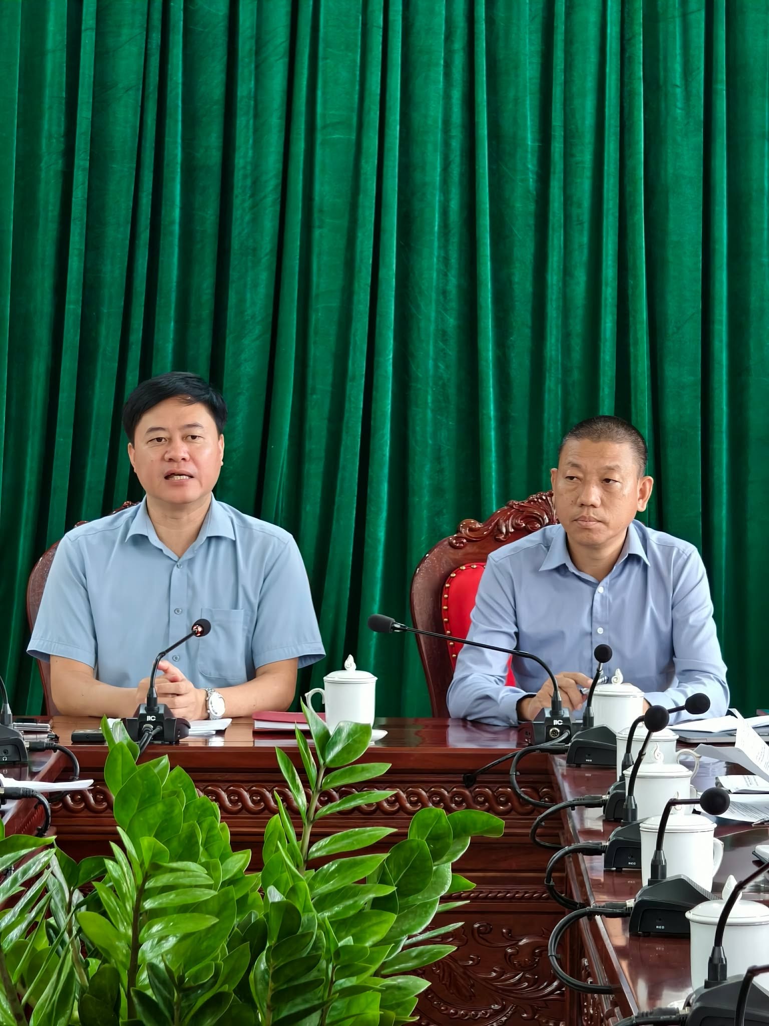 Giải đua Ô tô Gymkhana Vô địch Quốc gia PVOIL Cup 2026 hứa hẹn khuấy động Thanh Hóa trong tháng 8 Hình ảnh Phó Giám đốc Sở Văn hóa, Thể thao và Du lịch Nguyễn Duy Tự và Tổng Giám đốc OTV Media Nguyễn Đại Hoàng tại cuộc họp