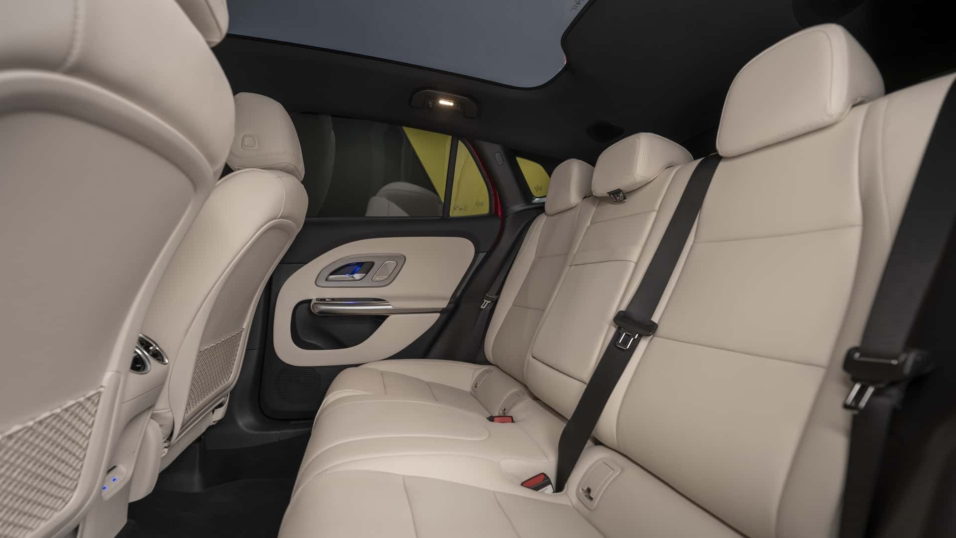 Mercedes-Benz GLA thế hệ mới chính thức lộ diện, sẽ có cả bản EV lẫn hybrid Hàng ghế sau của Mercedes-Benz GLA thế hệ mới