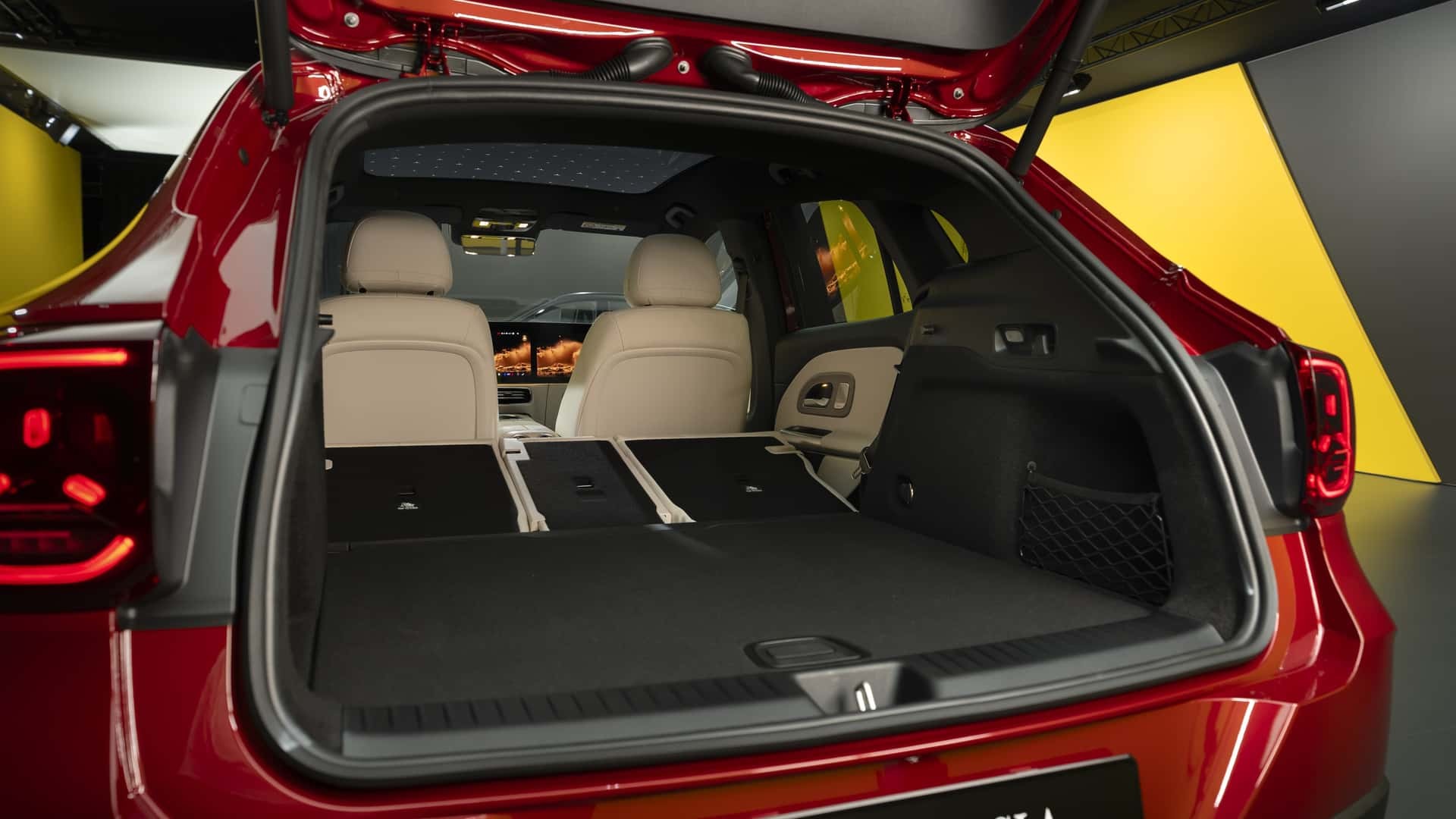Mercedes-Benz GLA thế hệ mới chính thức lộ diện, sẽ có cả bản EV lẫn hybrid Khoang hành lý của Mercedes-Benz GLA thế hệ mới
