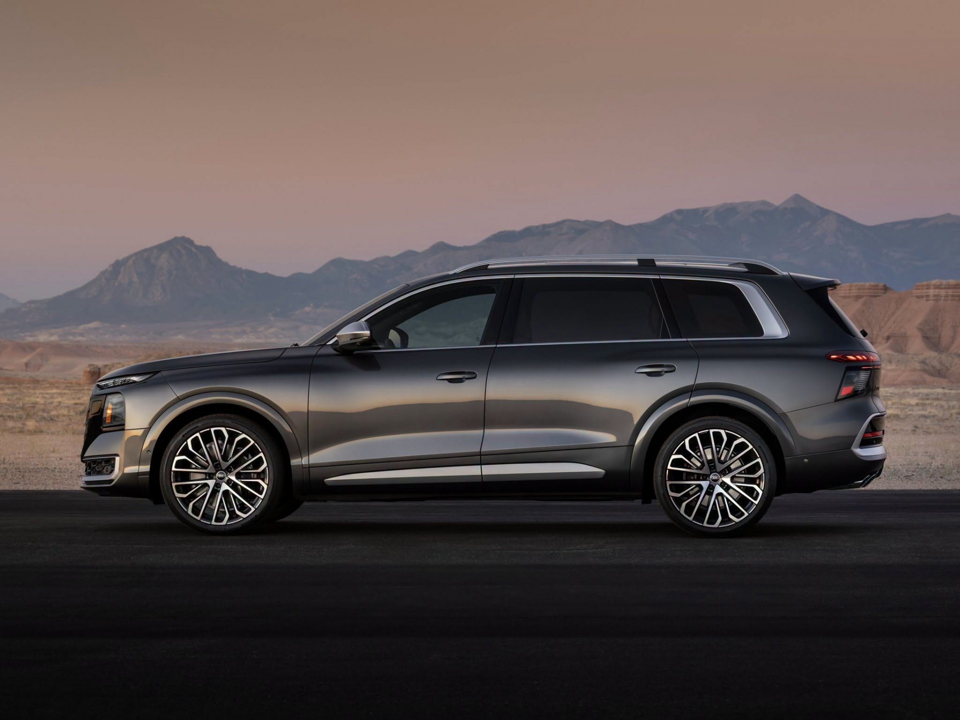 Audi Q9 ra mắt, SUV đầu bảng cạnh tranh BMW X7 và Mercedes-Benz GLS Audi Q9 ra mắt, SUV đầu bảng cạnh tranh BMW X7 và Mercedes-Benz GLS