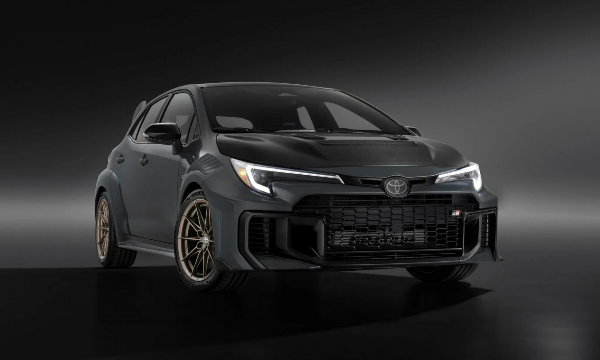 Toyota ra mắt bản Corolla hiệu suất cao đắt nhất lịch sử với giá hơn 1,69 tỷ đồng Phía trước của Toyota GRMN Corolla