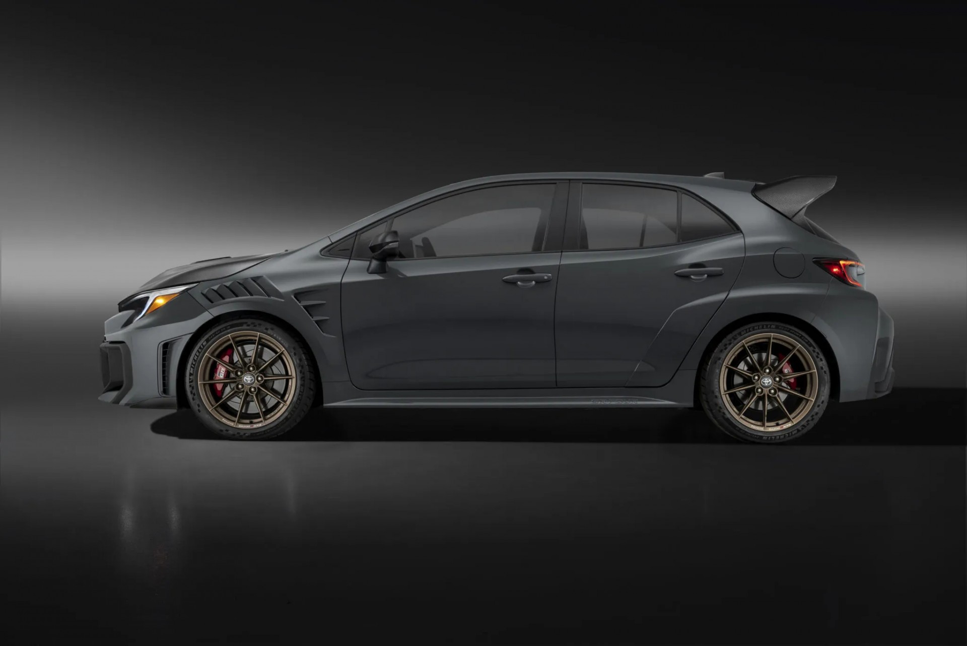 Toyota ra mắt bản Corolla hiệu suất cao đắt nhất lịch sử với giá hơn 1,69 tỷ đồng Phía bên của Toyota GRMN Corolla