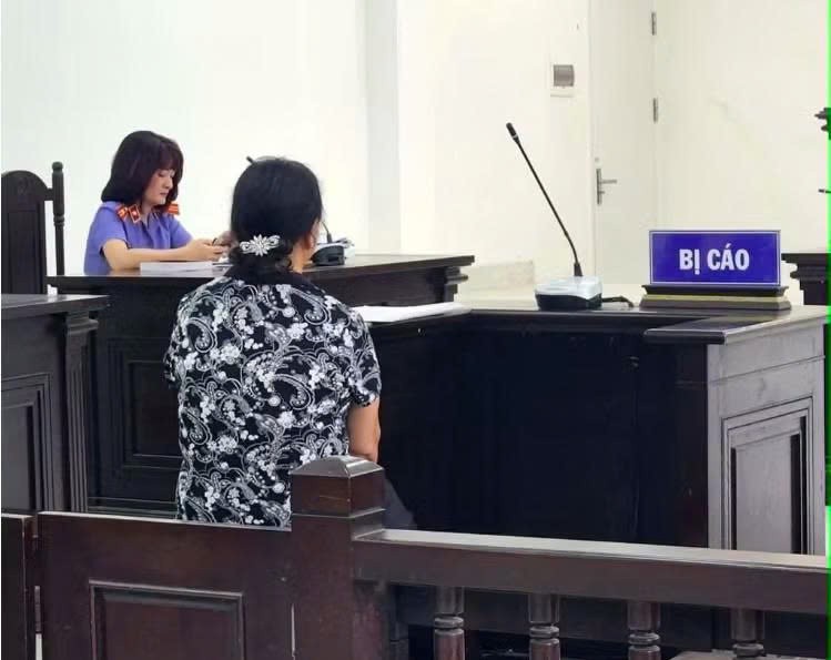 Đỗ xe bên đường bị vật nhọn cào xước, người phụ nữ phản ánh thì nhận được sự thách thức Đỗ xe bên đường bị vật nhọn cào xước, người phụ nữ phản ánh thì nhận được sự thách thức
