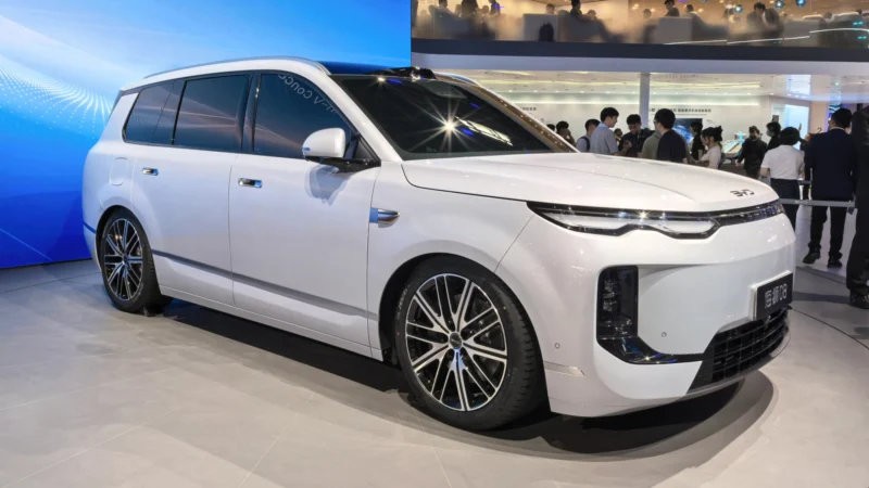 BYD Sealion 08 hé lộ nội thất cấu hình 6 ghế và màn hình giải trí gắn trần sang trọng