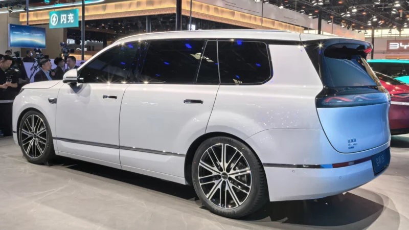 BYD Sealion 08 hé lộ nội thất cấu hình 6 ghế và màn hình giải trí gắn trần sang trọng Phía sau của BYD Sealion 08