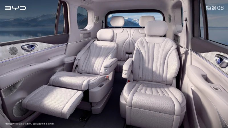 BYD Sealion 08 hé lộ nội thất cấu hình 6 ghế và màn hình giải trí gắn trần sang trọng Hai hàng ghế sau của BYD Sealion 08