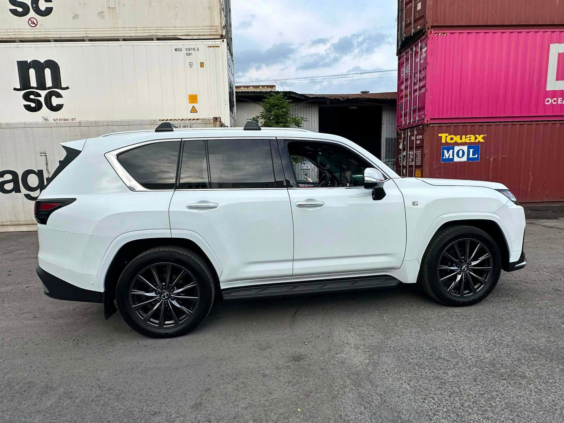 Cận cảnh Lexus LX 700h đầu tiên về Việt Nam: Bản Hybrid mạnh nhất của dòng LX