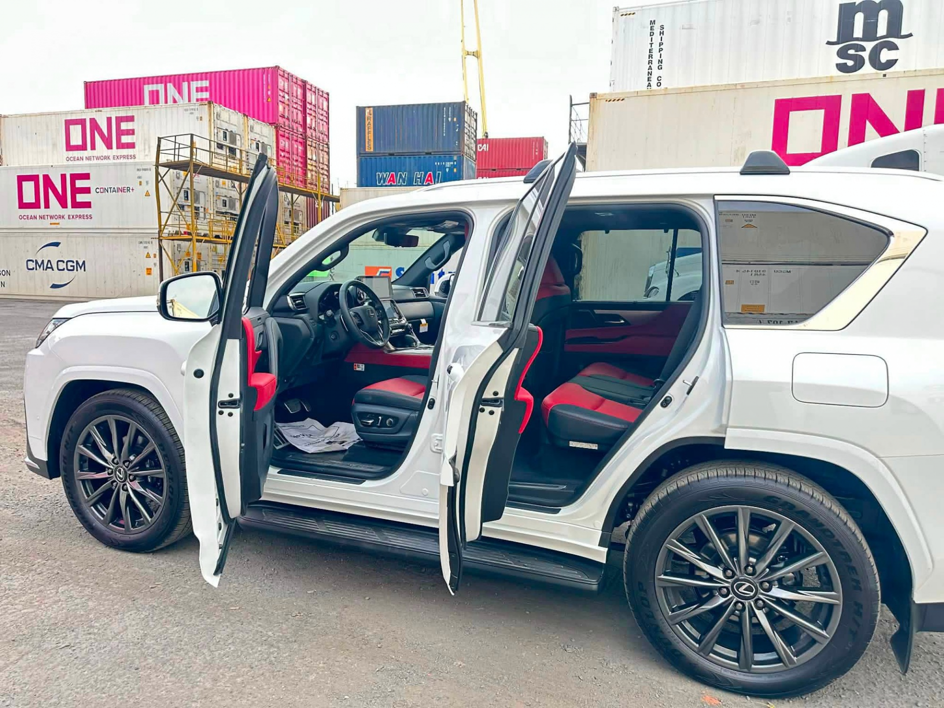 Cận cảnh Lexus LX 700h đầu tiên về Việt Nam: Bản Hybrid mạnh nhất của dòng LX