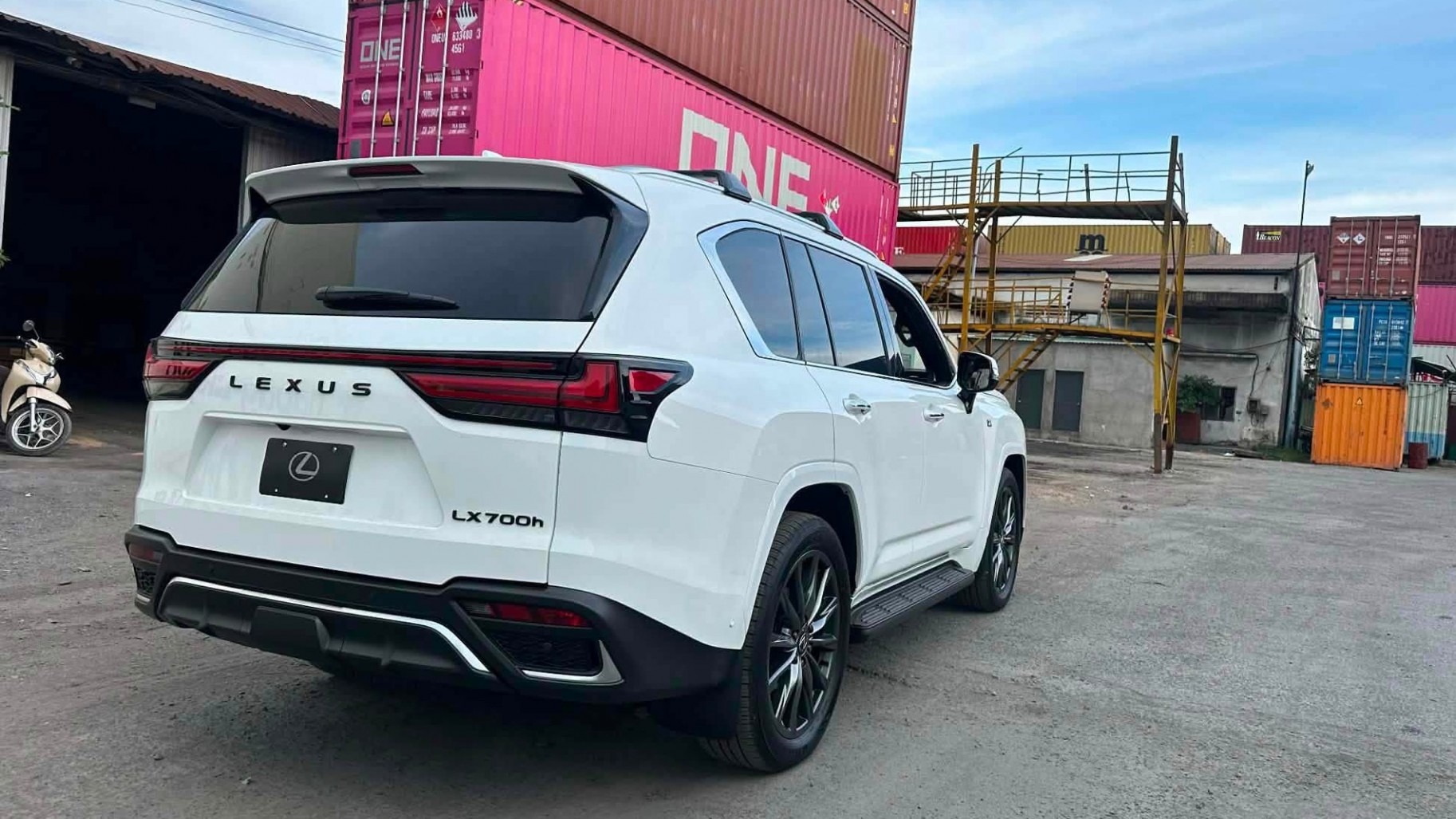 Cận cảnh Lexus LX 700h đầu tiên về Việt Nam: Bản Hybrid mạnh nhất của dòng LX