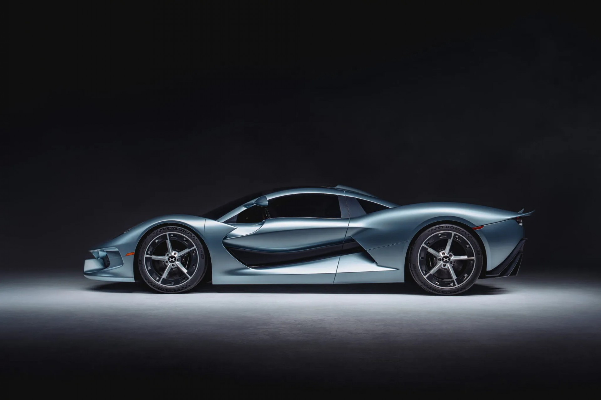 Hennessey Blackbird ra mắt: Hypercar số sàn V8 hút khí tự nhiên, giá từ 65,7 tỷ đồng