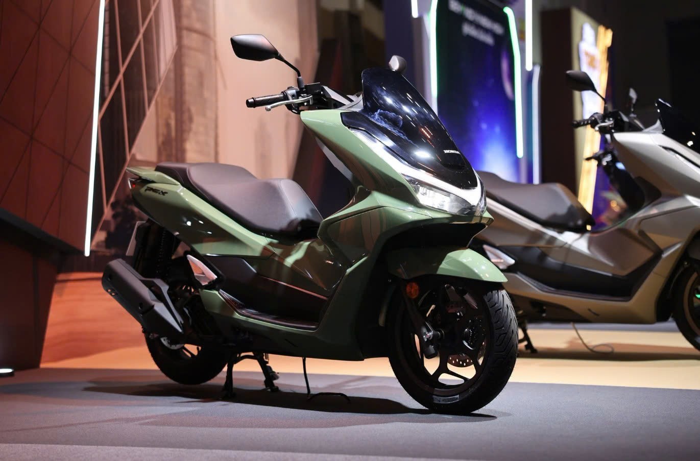 Honda PCX160 2026 ra mắt, bổ sung màu mới, giá quy đổi từ 76 triệu đồng