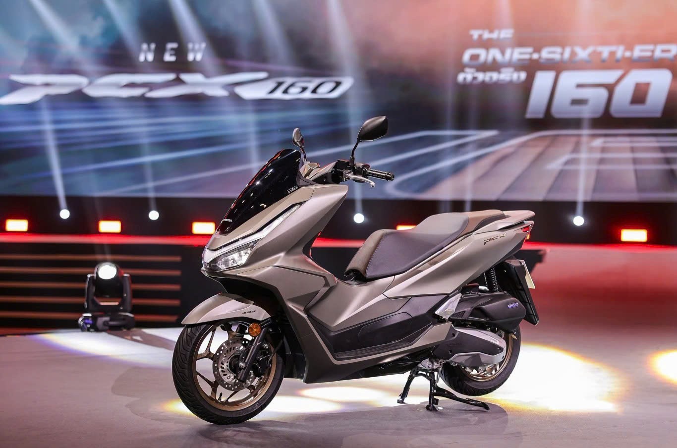 Honda PCX160 2026 ra mắt, bổ sung màu mới, giá quy đổi từ 76 triệu đồng