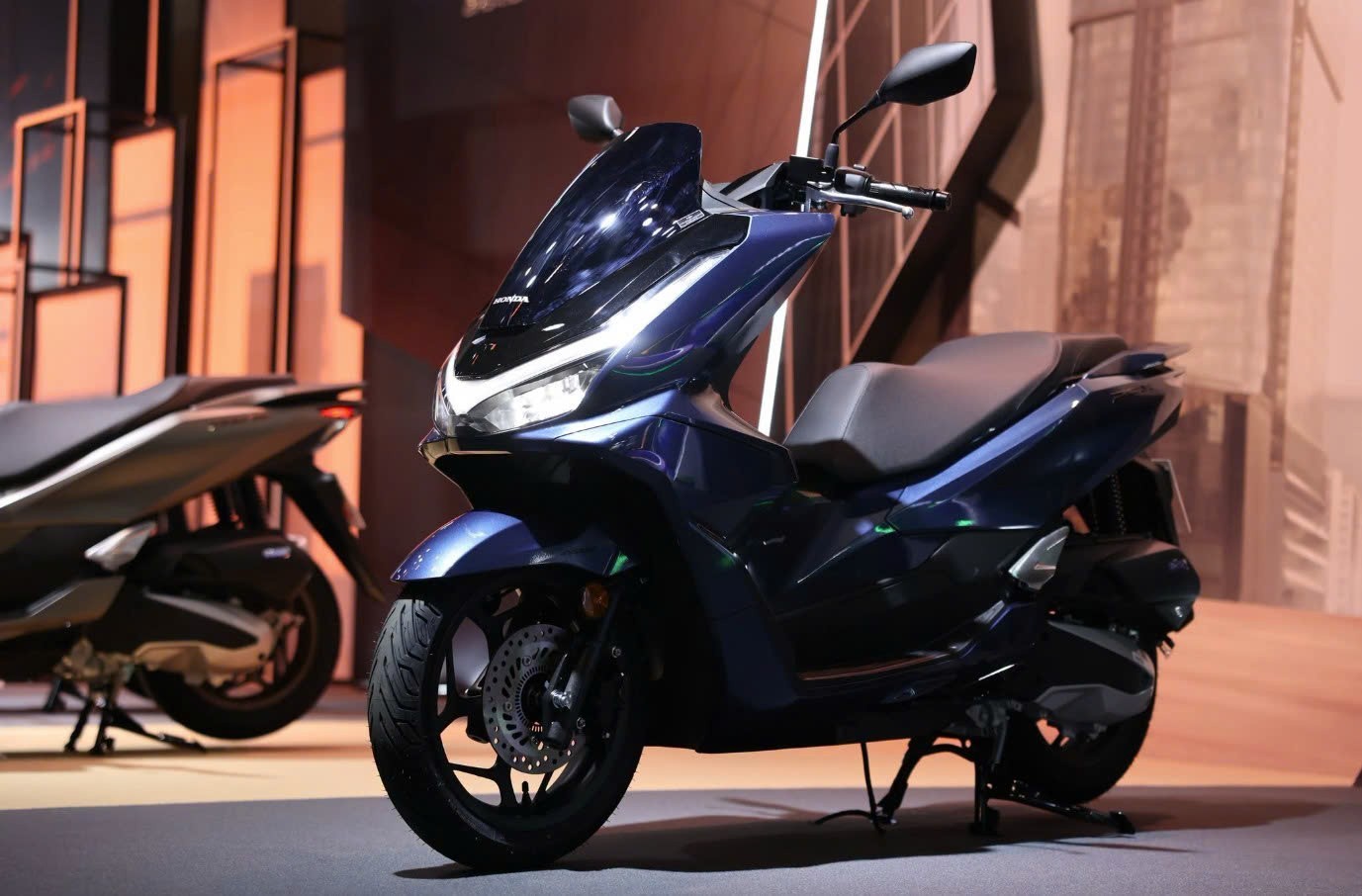 Honda PCX160 2026 ra mắt, bổ sung màu mới, giá quy đổi từ 76 triệu đồng