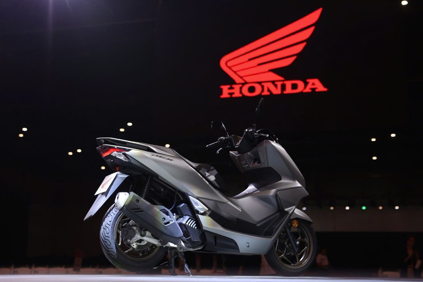 Honda PCX160 2026 ra mắt, bổ sung màu mới, giá quy đổi từ 76 triệu đồng
