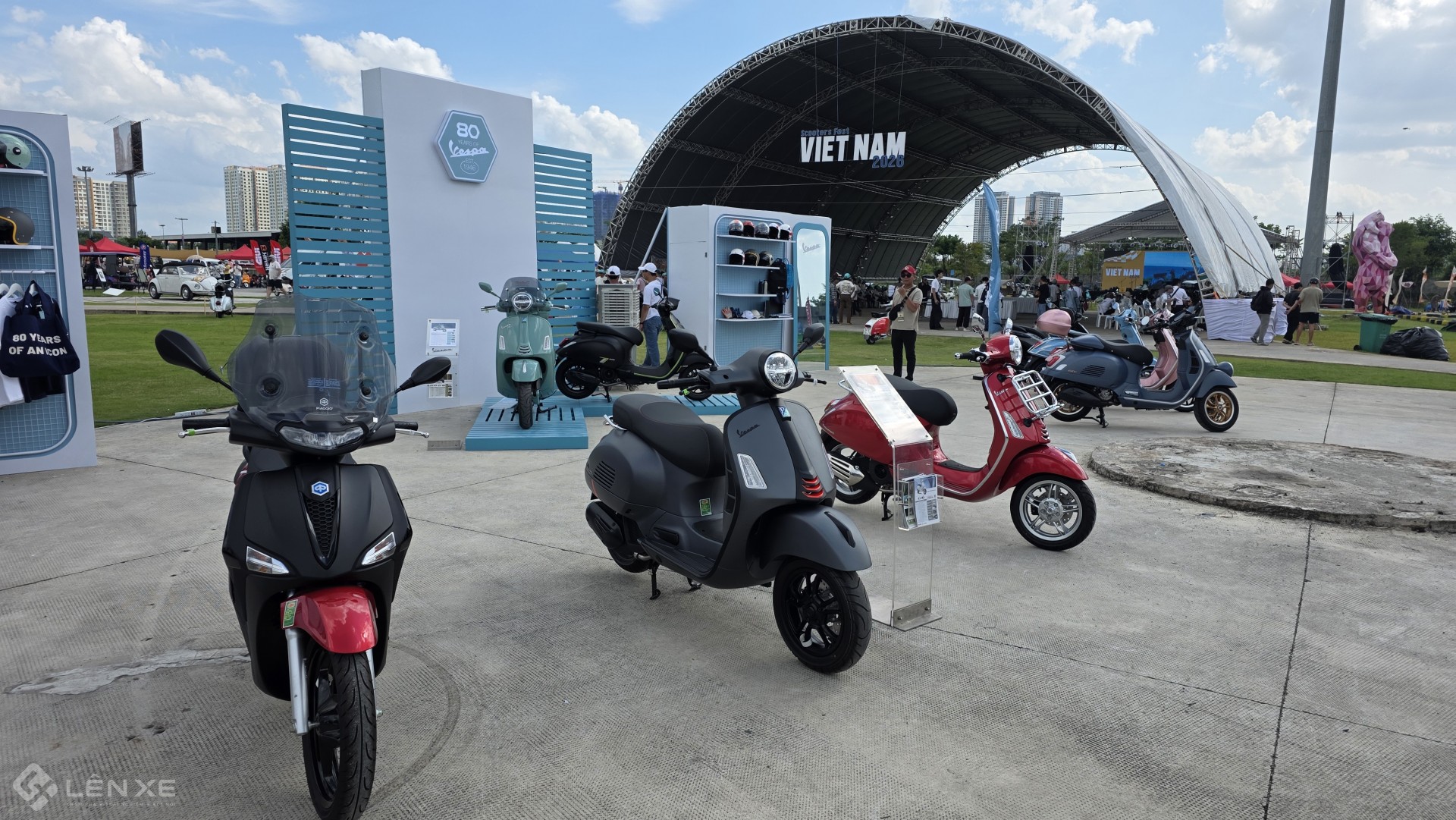 Hàng trăm người chơi Vespa hội tụ tại TP.HCM