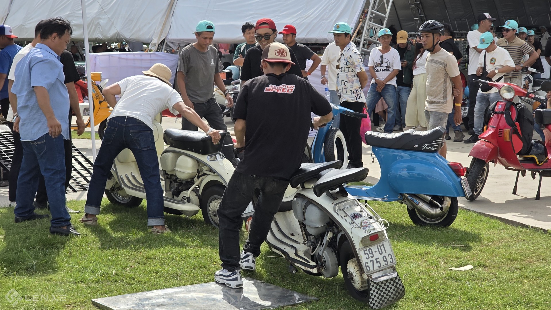 Hàng trăm người chơi Vespa hội tụ tại TP.HCM