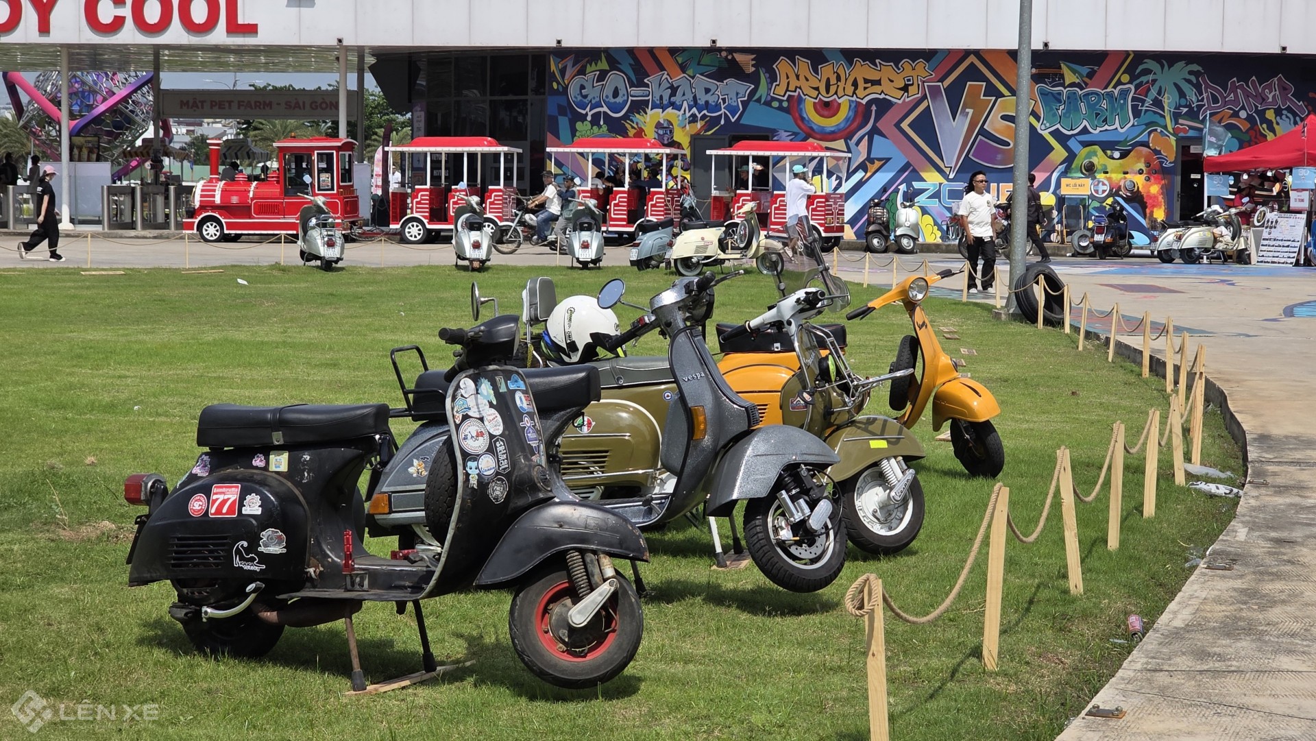 Hàng trăm người chơi Vespa hội tụ tại TP.HCM