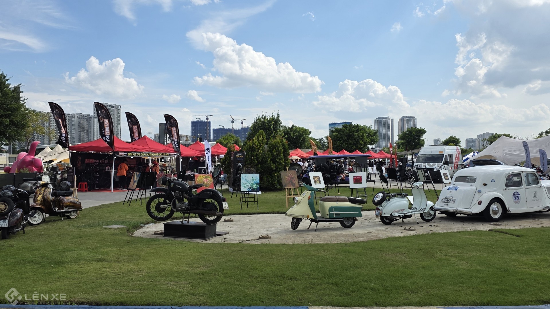 Hàng trăm người chơi Vespa hội tụ tại TP.HCM