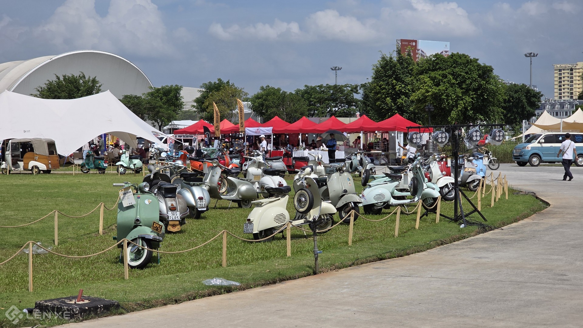 Hàng trăm người chơi Vespa hội tụ tại TP.HCM