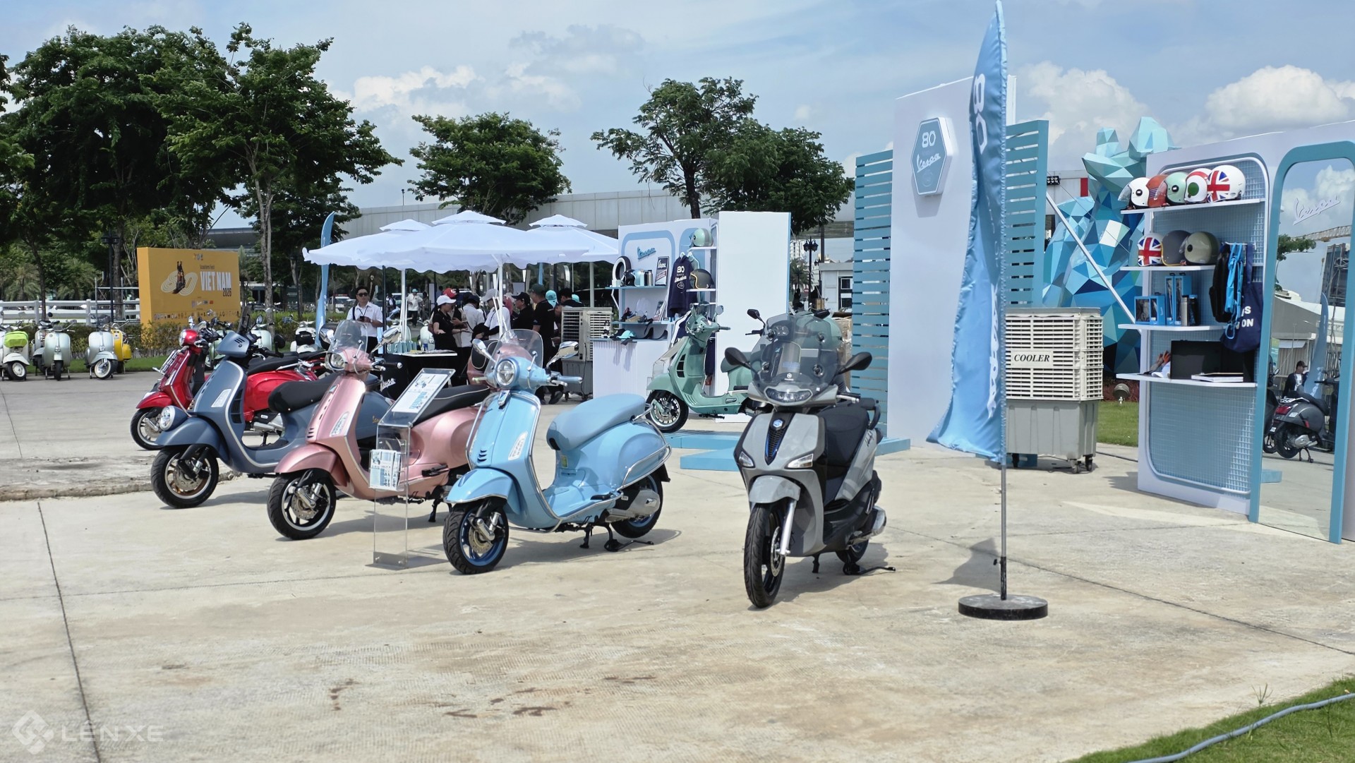 Hàng trăm người chơi Vespa hội tụ tại TP.HCM