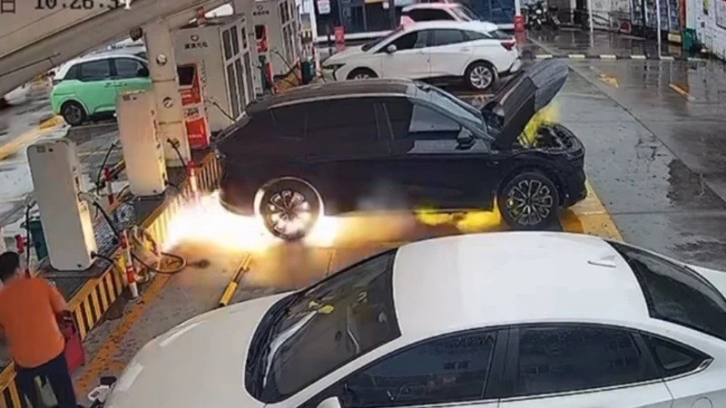 SUV điện Zeekr 7X bất ngờ bốc cháy tại trạm sạc cho dù không được cắm sạc