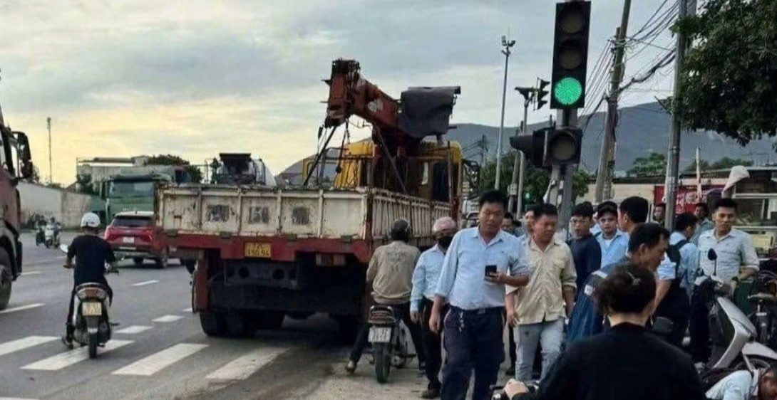 Ô tô tải tông liên hoàn loạt xe đang dừng đèn đỏ tại Hà Tĩnh