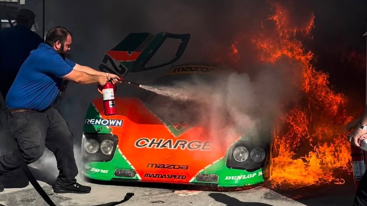 Xe đua Mazda 767B cực hiếm trị giá 45,7 tỷ đồng bị bốc cháy khi đang đỗ yên