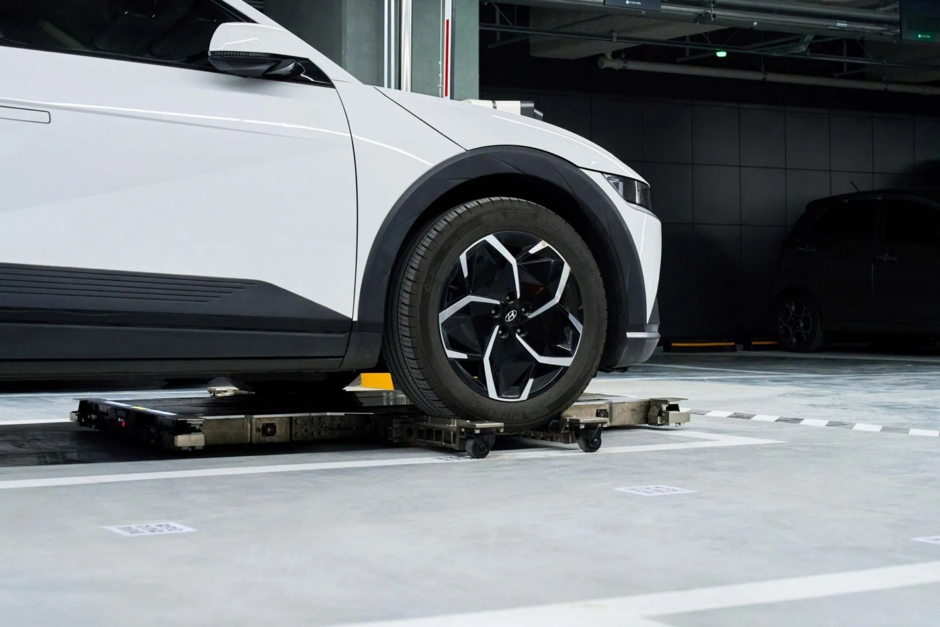 Hyundai thử nghiệm thực tế robot đỗ xe tự động, giúp bãi xe chứa thêm 30% Công nghệ robot đỗ xe tự động do Hyundai phát triển có thể giúp tăng 30% số lượng vị trí đỗ trong một bãi đỗ xe ngầm