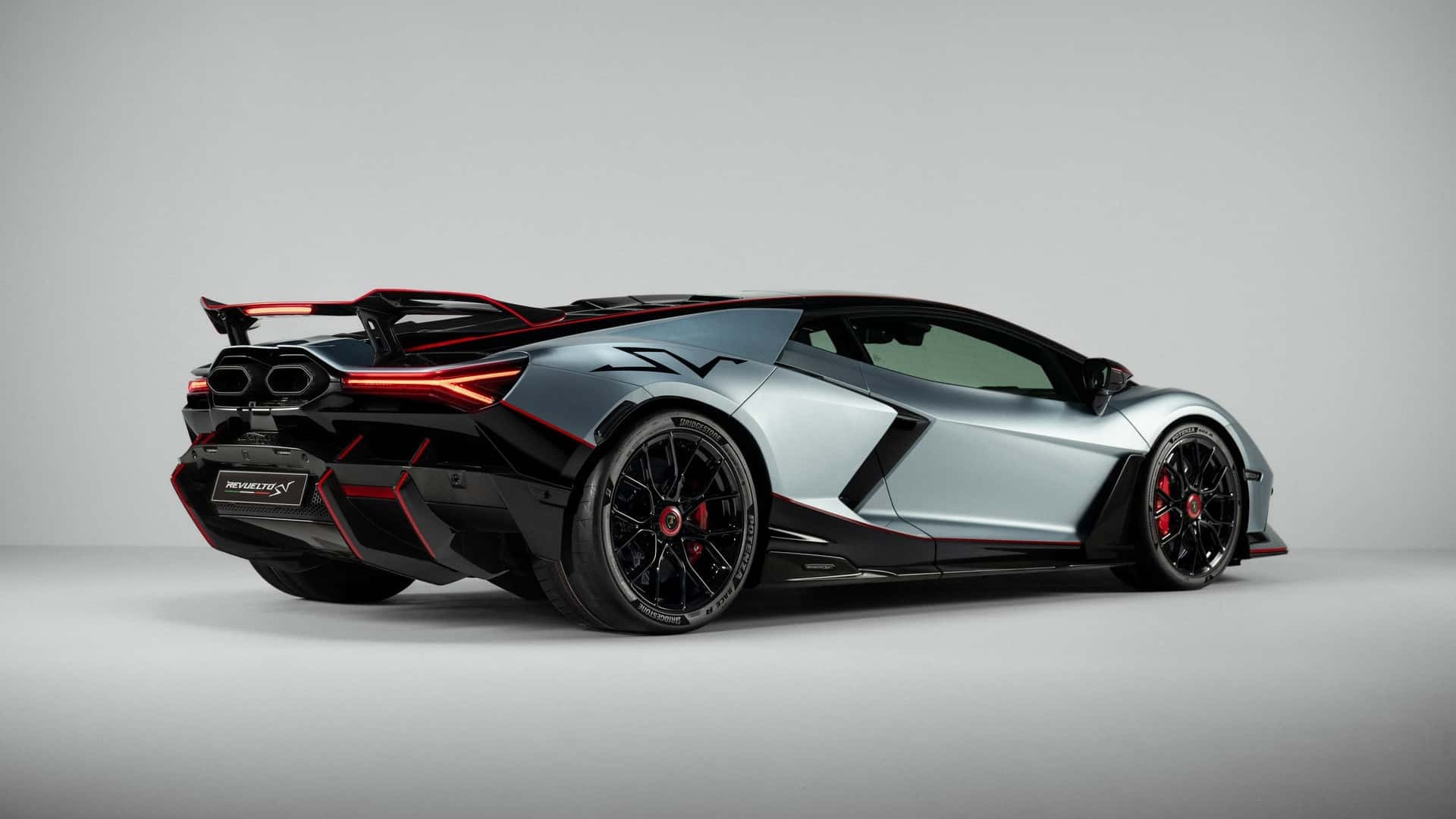 Lamborghini Revuelto SV ra mắt với công suất 1.050 mã lực, 0-100 km/h trong 2,4 giây Phía sau của Lamborghini Revuelto SV
