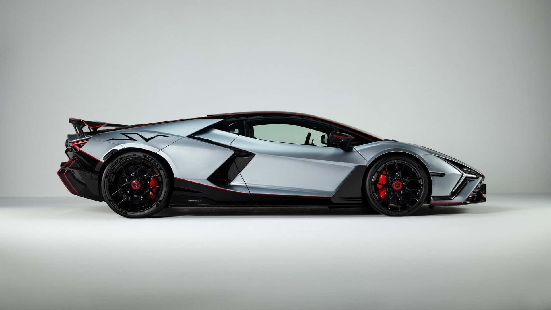 Lamborghini Revuelto SV ra mắt với công suất 1.050 mã lực, 0-100 km/h trong 2,4 giây Phía bên của Lamborghini Revuelto SV