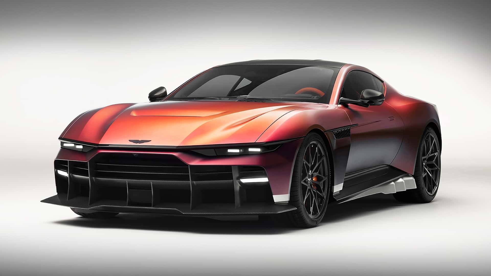 Siêu xe Aston Martin Valen lộ diện với thiết kế dữ dằn, lớp sơn đổi màu theo góc sáng